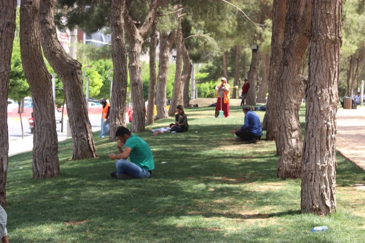 Mardin\'de Sıcaklık Arttı, Vatandaşlar Parkları Mesken Tuttu