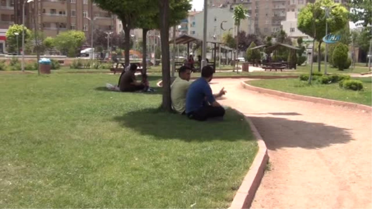 Mardin\'de Sıcaklık Arttı, Vatandaşlar Parkları Mesken Tuttu
