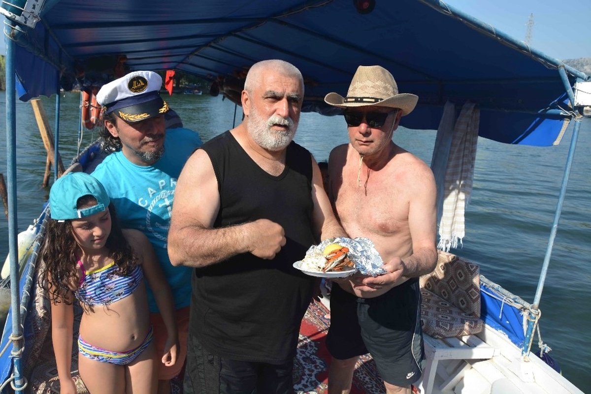 Mavi Yengeç Yerli ve Yabancı Turistlerden İlgi Görüyor