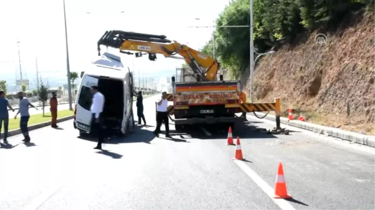 Minibüs Trambüs Direğine Çarptı: 19 Yaralı