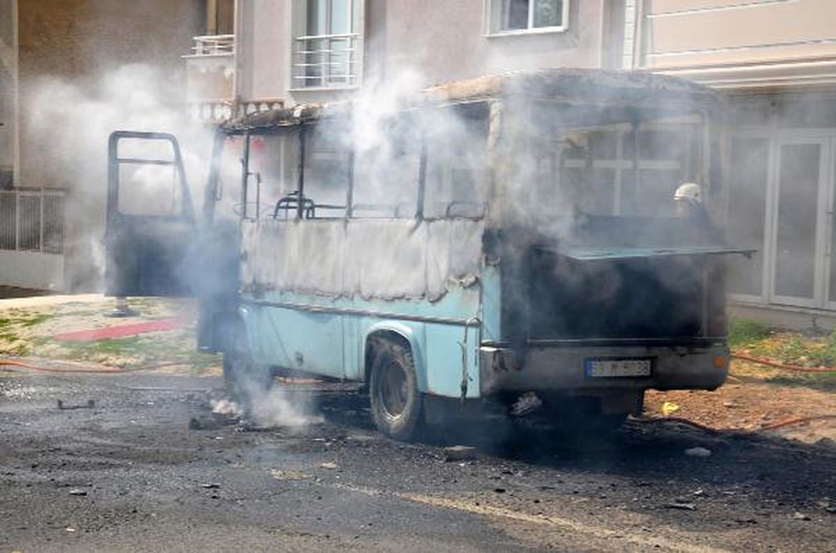 Minibüsü Seyir Halindeyken Alev Aldı, Sürücüsü Yaralandı