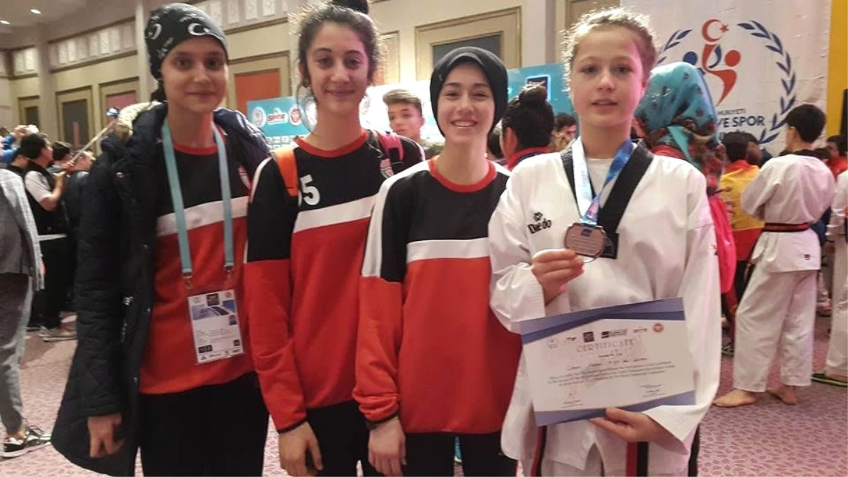 Osmaneli\'den 4 Taekwondocu Milli Takım Seçmelerine Katılıyor