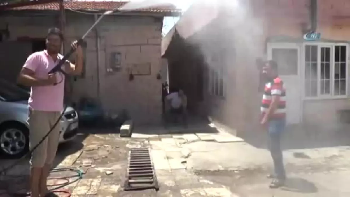 Oto Yıkamacıdan Vatandaşlara Serinletme Hizmeti