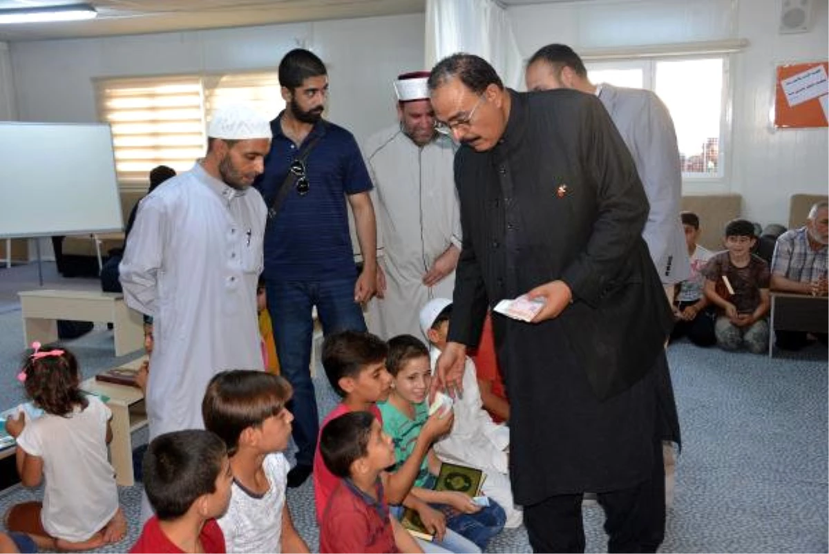 Kahramanmaraş\'a Gelen Pakistanlı Senatör, Suriyeli Çocuklara Desteyle Para Dağıttı