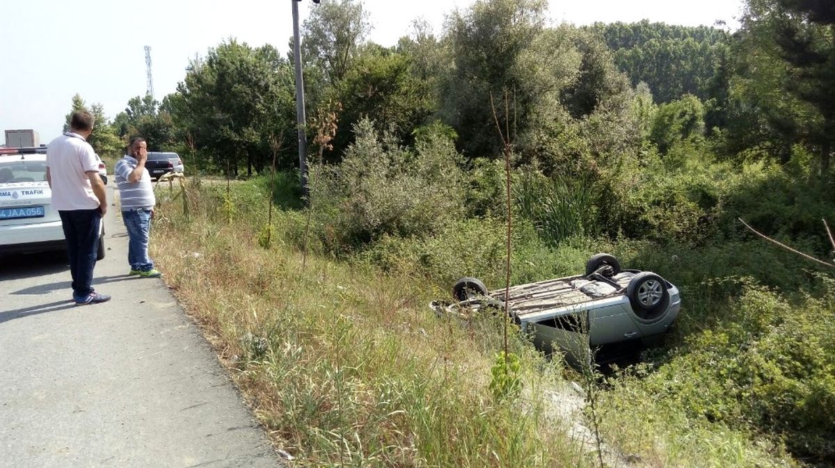 Sakarya\'da Araç Şarampole Yuvarlandı: 1 Yaralı