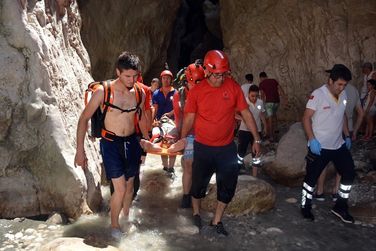 Saklıkent Kanyonu\'na Düşen Tatilci 1 Saatte Kurtarıldı