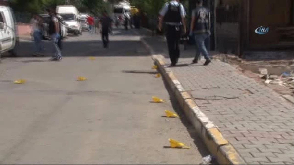 Sancaktepe\'de Soyguncular Polisle Çatıştı: 4 Yaralı