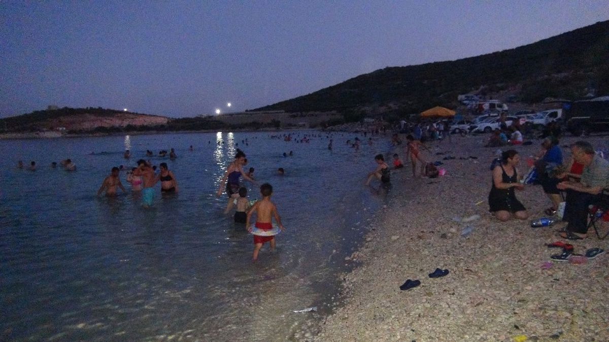 Silifkeliler Aşırı Sıcaklarda Denize Gece Giriyor