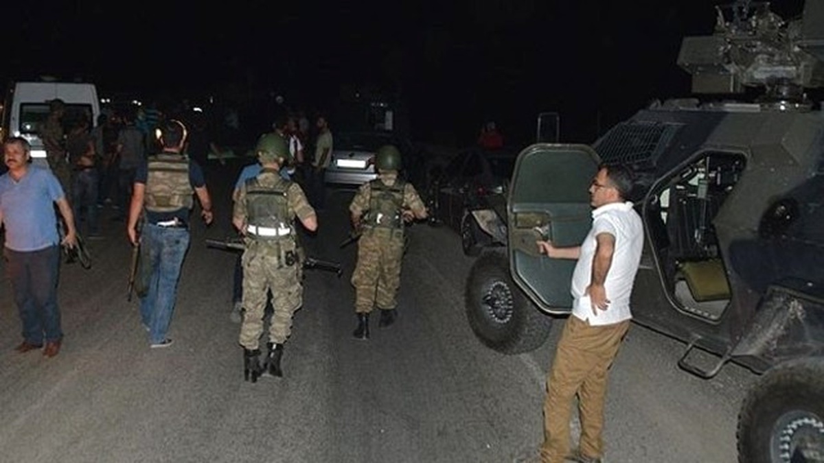 Şırnak\'ın Uludere İlçesi Ortasu Köyü Beyaztepe Üs Bölgesinde Yol Yapım Çalışmasında Çalışan...
