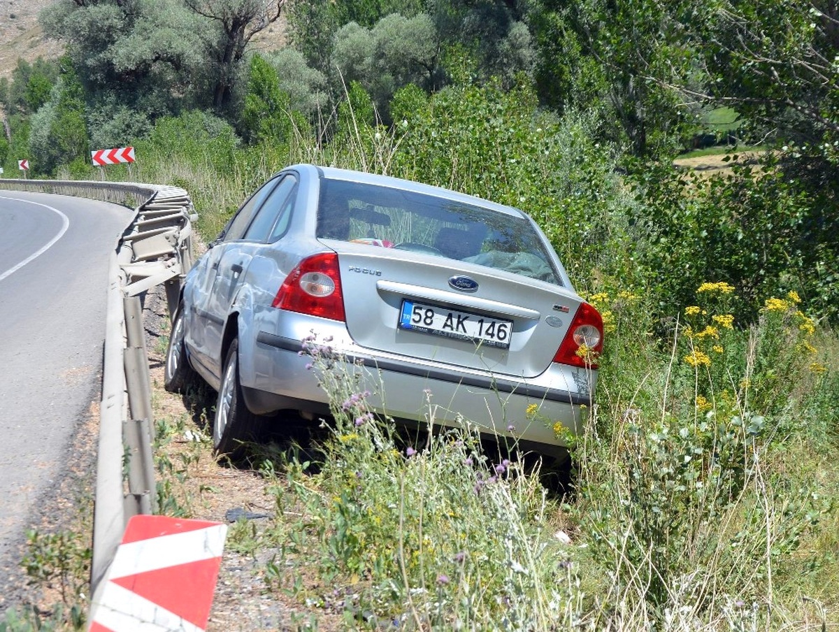 Sivas\'ta Otomobil Kamyona Çarptı: 4 Yaralı