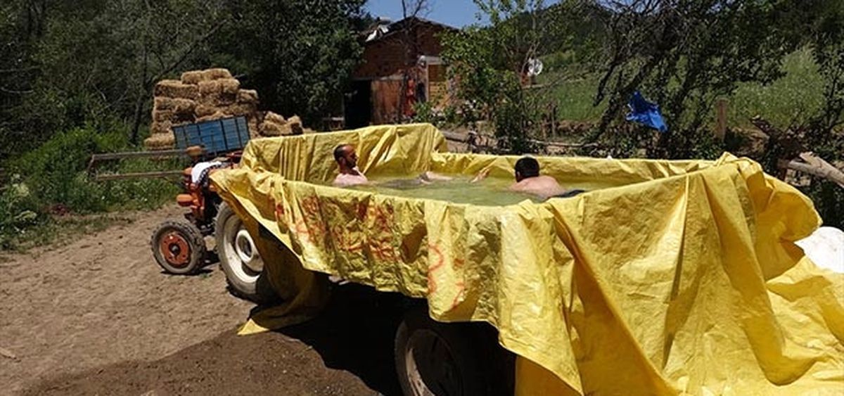 Traktör Römorkunu Çocukları İçin Havuza Çevirdi