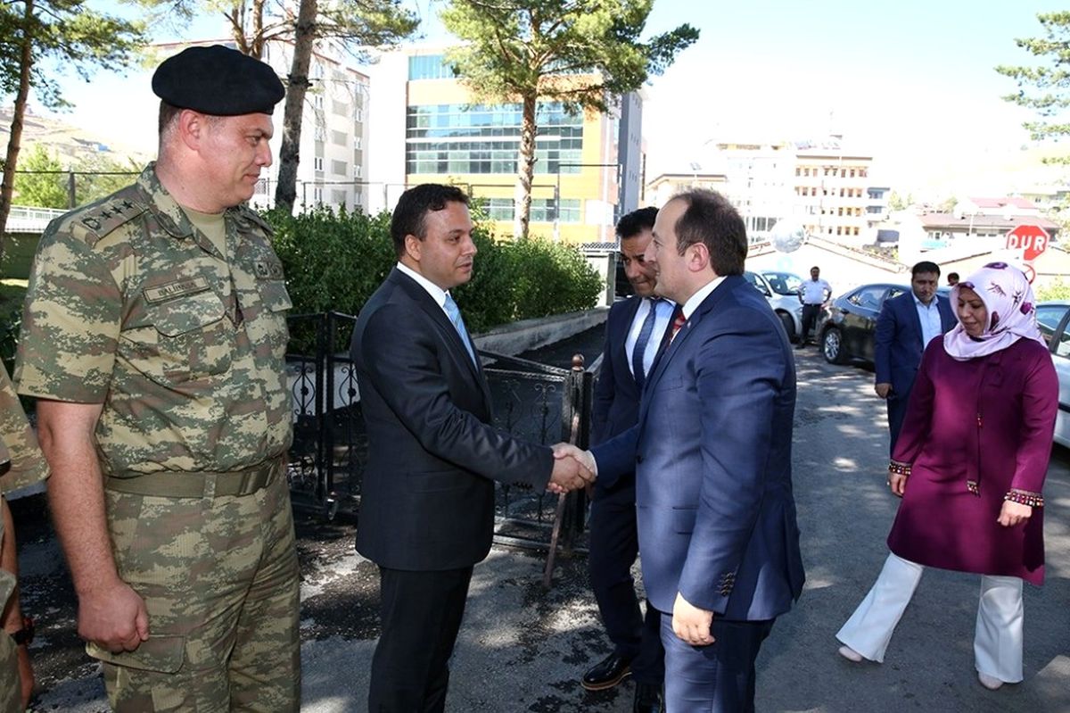 Vali Pehlivan, Göreve Başladı