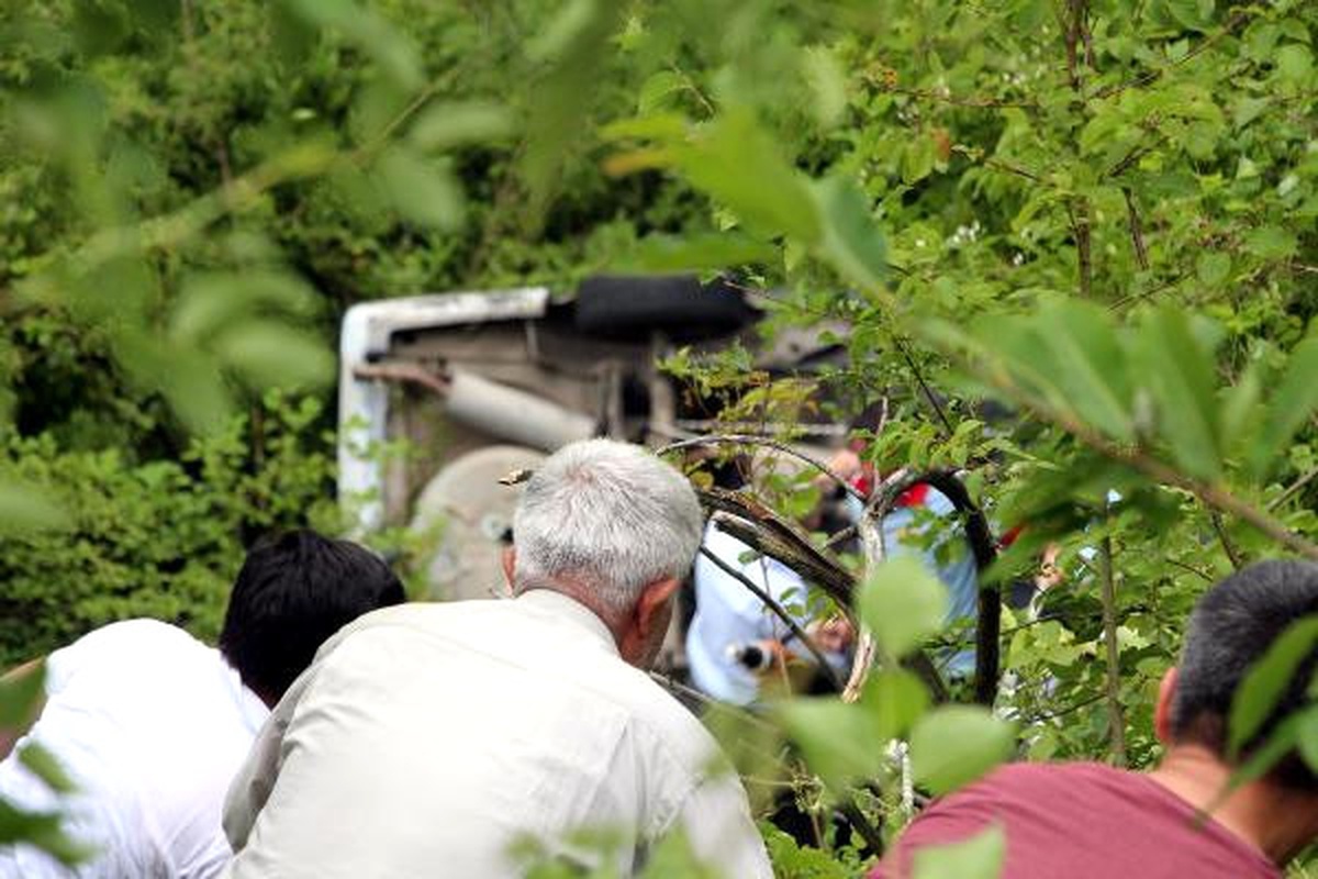 Zonguldak\'ta Otomobil Şarampole Yuvarlandı: 2 Yaralı