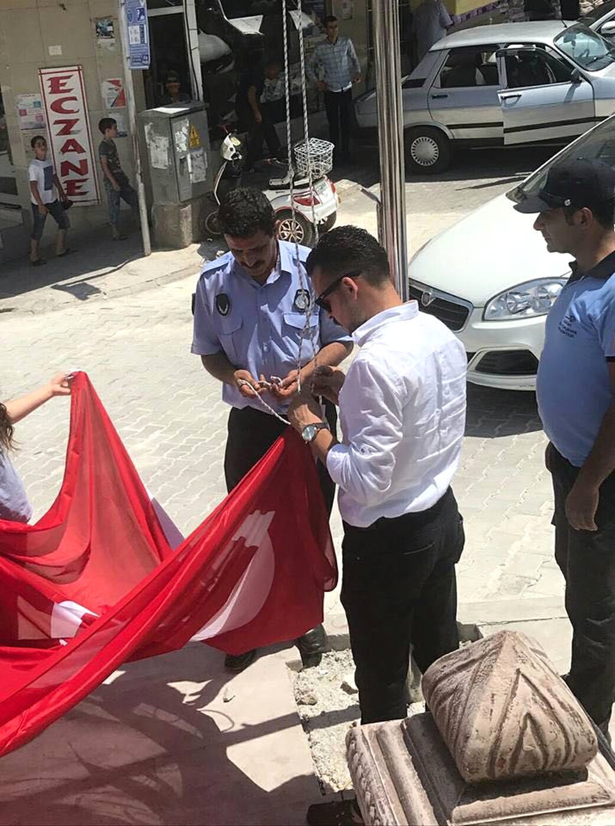 11 Mayıs Şehitler Anıtına Şanlı Türk Bayrağı Asıldı