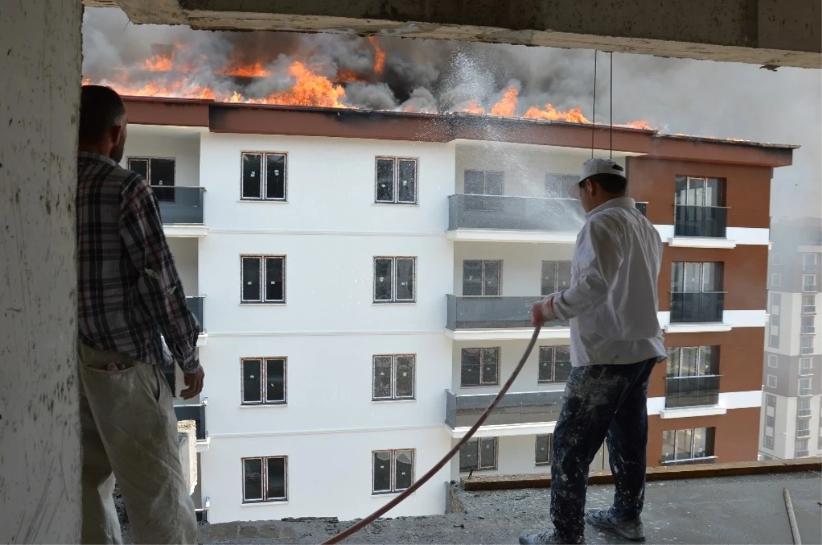 12 Katlı Binanın Yanan Çatısı Korku Dolu Anlar Yaşattı