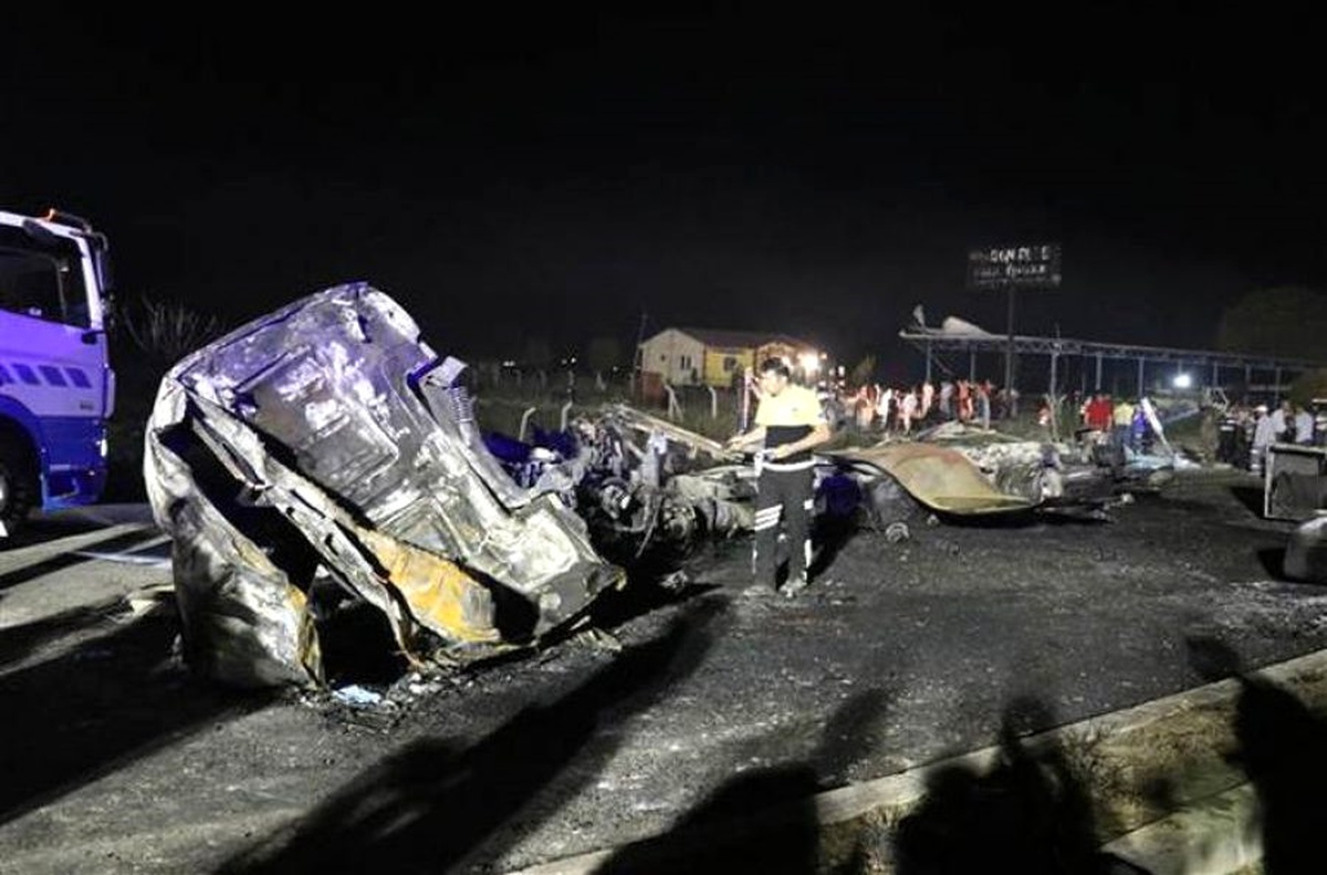 6- Denizli\'de Tır ile Çarpışan Lpg Tankeri Patladı: 3 Ölü