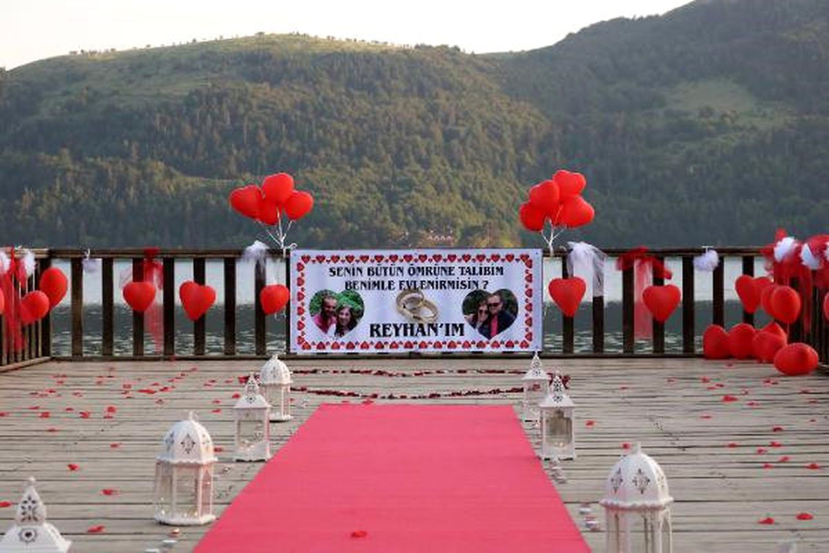 Abant Gölü\'ndeki İskelede Evlilik Teklifi