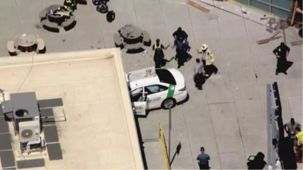 ABD\'de Taksi Yayalara Çarptı