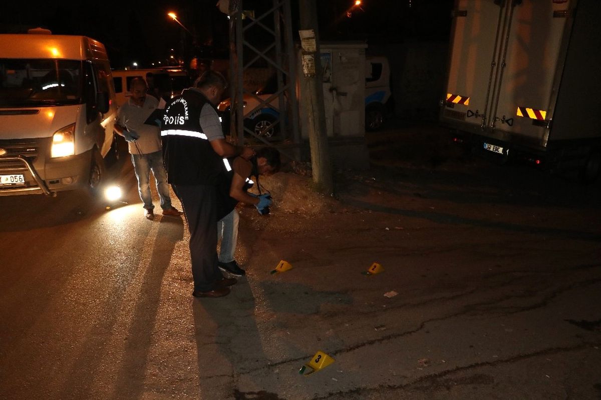 Adana\'da Akaryakıt İstasyonunda Silahlı Kavga: 2 Yaralı