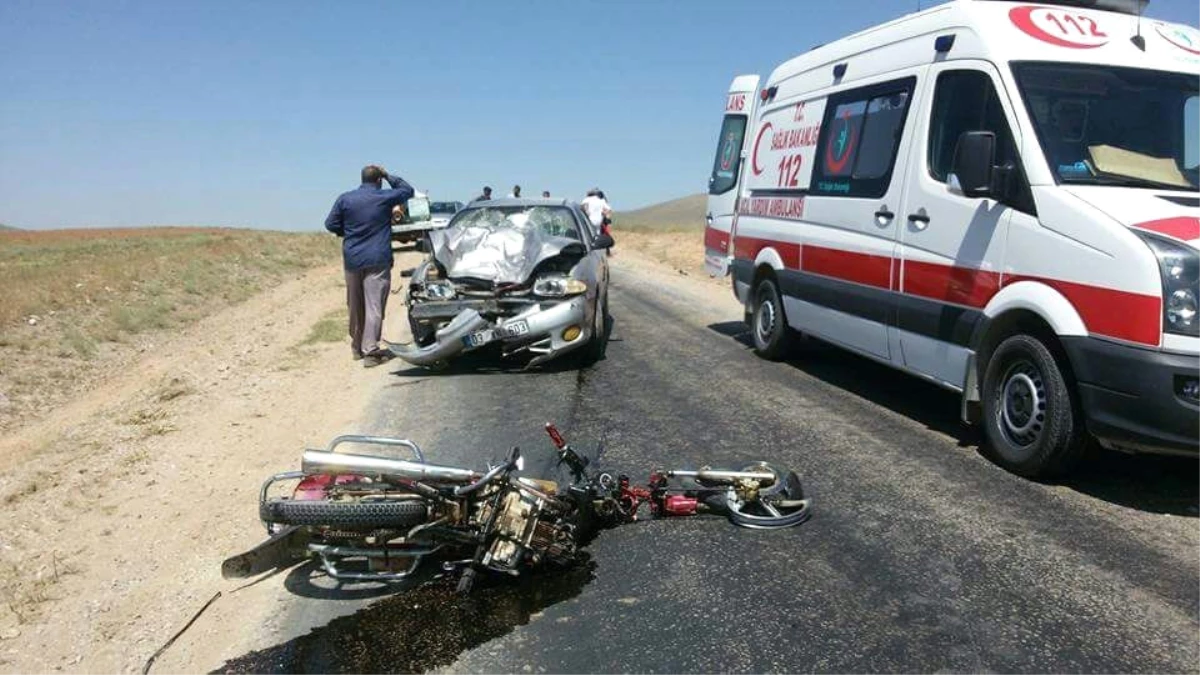 Afyonkarahisar\'da Motosiklet ile Otomobil Kafa Kafaya Çarpıştı: 1 Ölü, 1 Yaralı