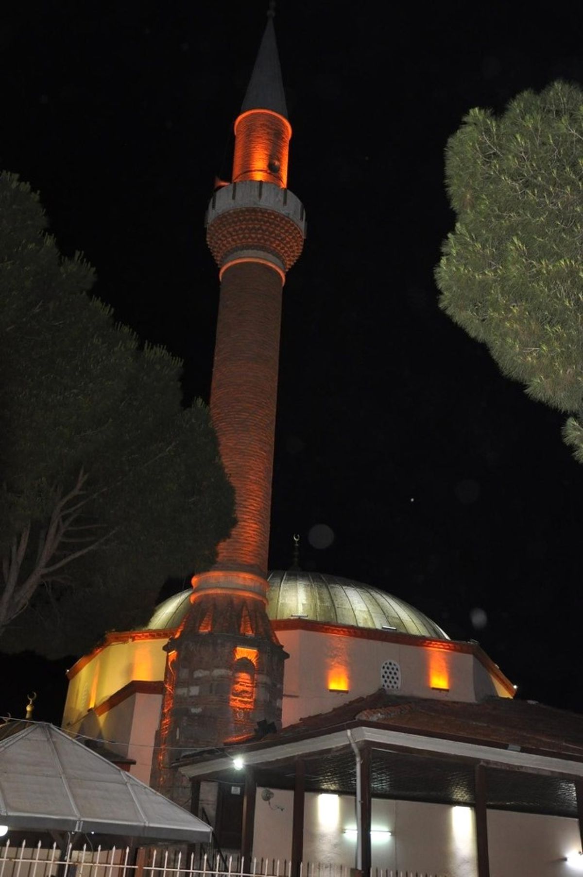 Akhisar\'da Tarihi Camilere Büyükşehir Eli Değdi