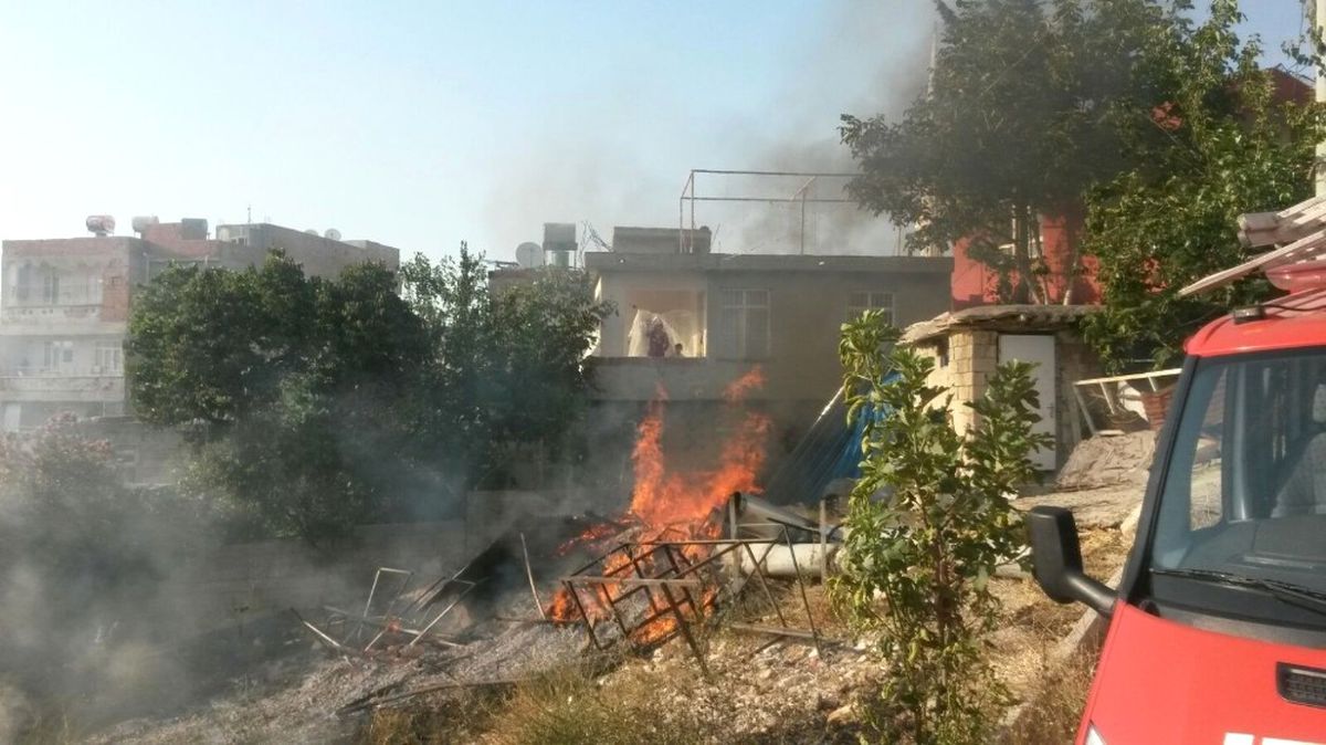 Anız Yangını Bahçeye Sıçradı Traktör Kül Olmaktan Son Anda Kurtarıldı
