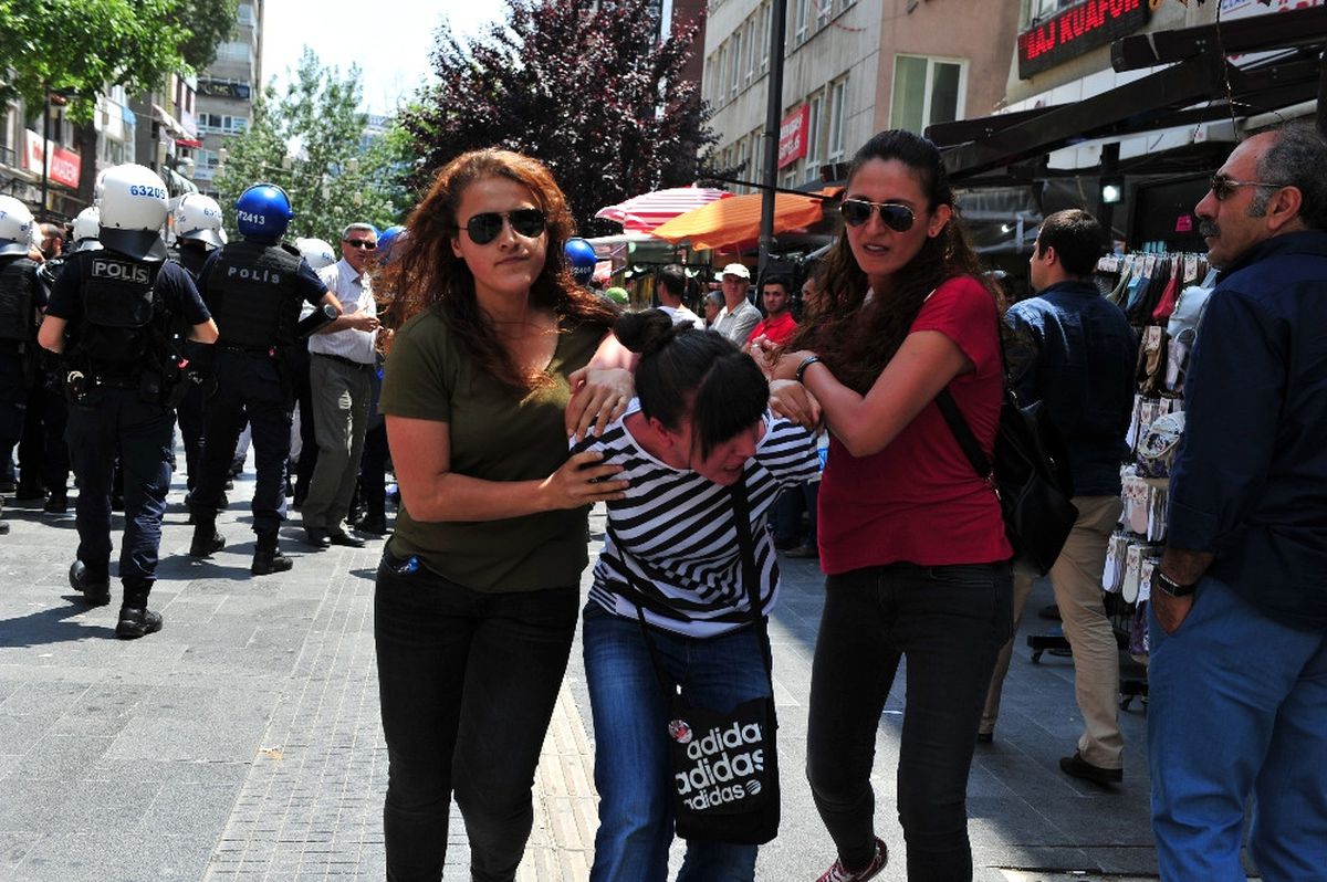 Ankara\'da Izinsiz Eyleme Polis Müdahalesi: 4 Gözaltı