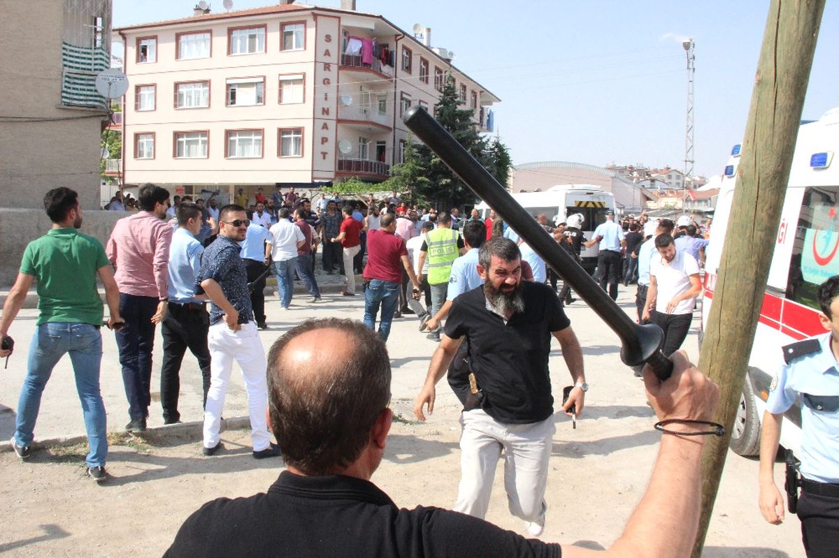 Arkadaşları Vurulan Pazarcı Esnafı Ev Bastı: 4 Yaralı