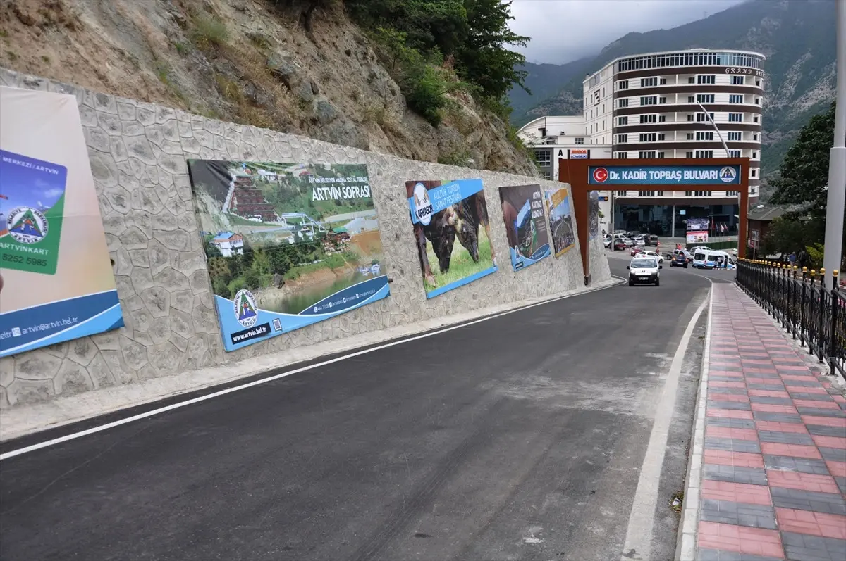 Artvin\'de 10 Milyon Liralık Bulvar Trafiğe Açıldı