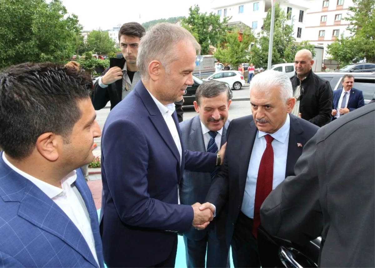 Başbakan Binali Yıldırım, Çekmeköy Belediyesi\'ni Ziyaret Etti