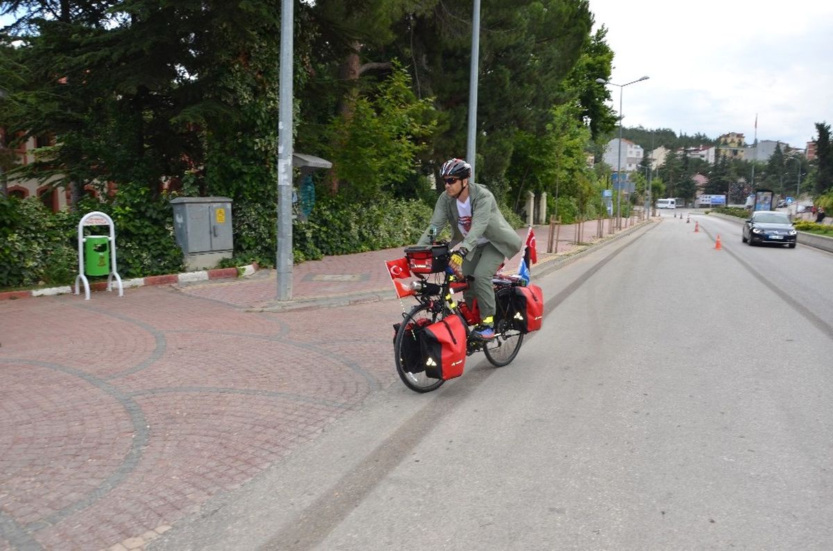 Bisikletiyle "Devlet Kuran Sultanlardan Devlet Kurtaran Şehide Yolculuk" Turuna Çıkan Öğretmen...