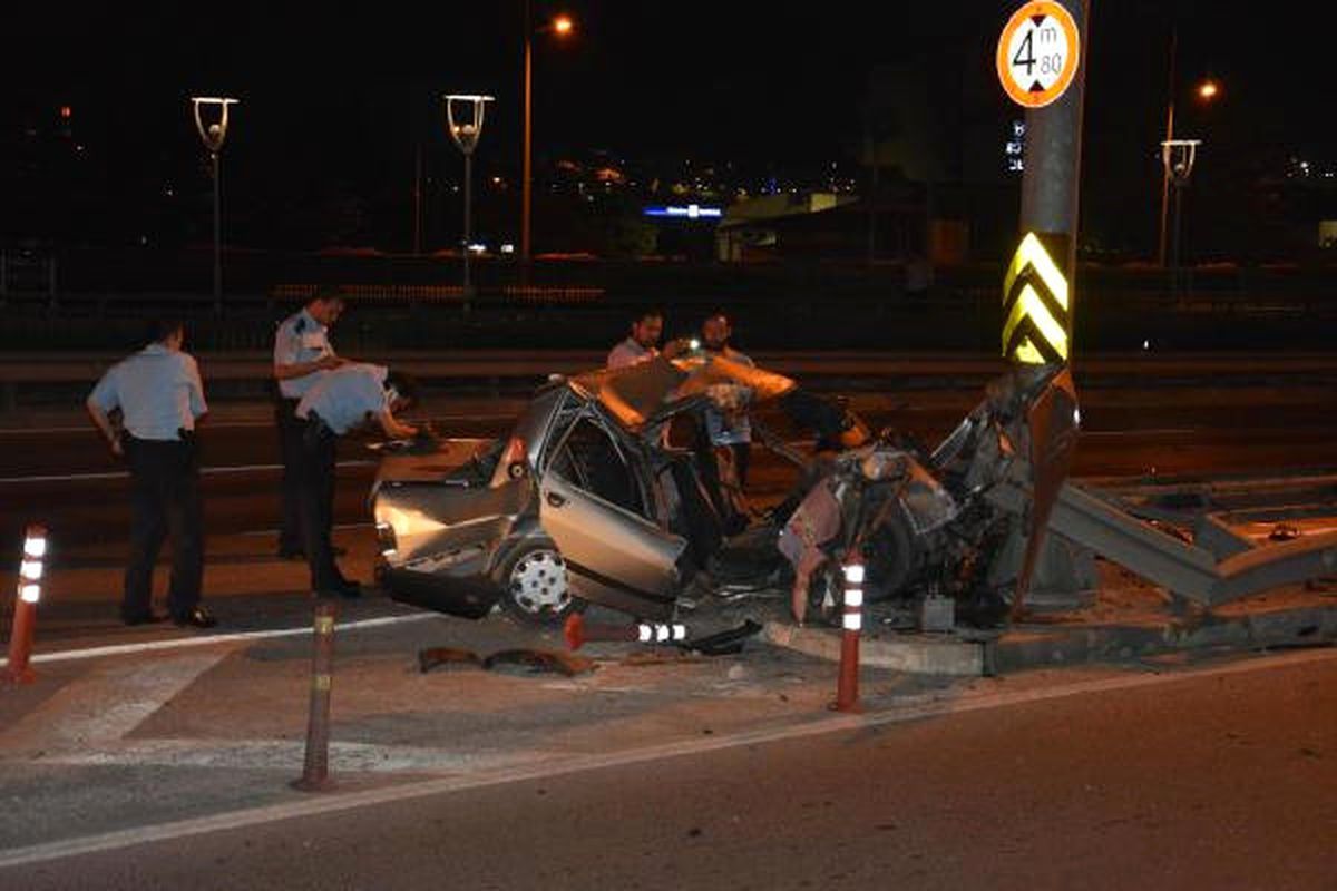 Bursa\'da Kontrolden Çıkan Araç Bariyerlere Çarptı: 1 Ölü