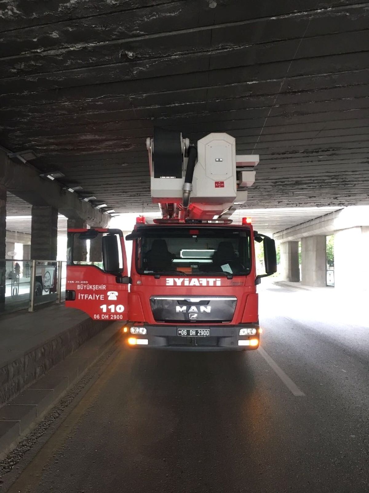 Büyükşehir Belediyesi, İtfaiye Araçlarıyla Köprü Altı Geçiş Testi Yaptı