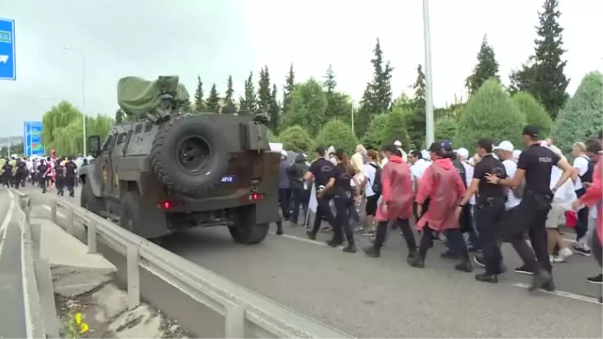 CHP\'nin Berberoğlu\'nun Tutuklanmasına Tepki Yürüyüşü