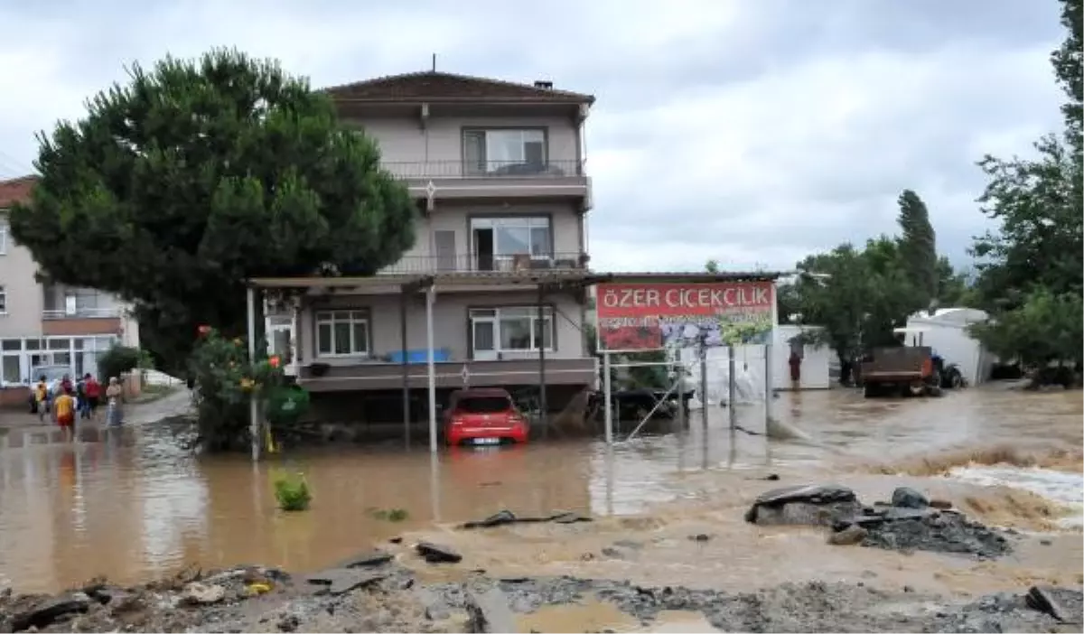 Çınarcık\'ta Yağış Su Baskınına Neden Oldu (2)