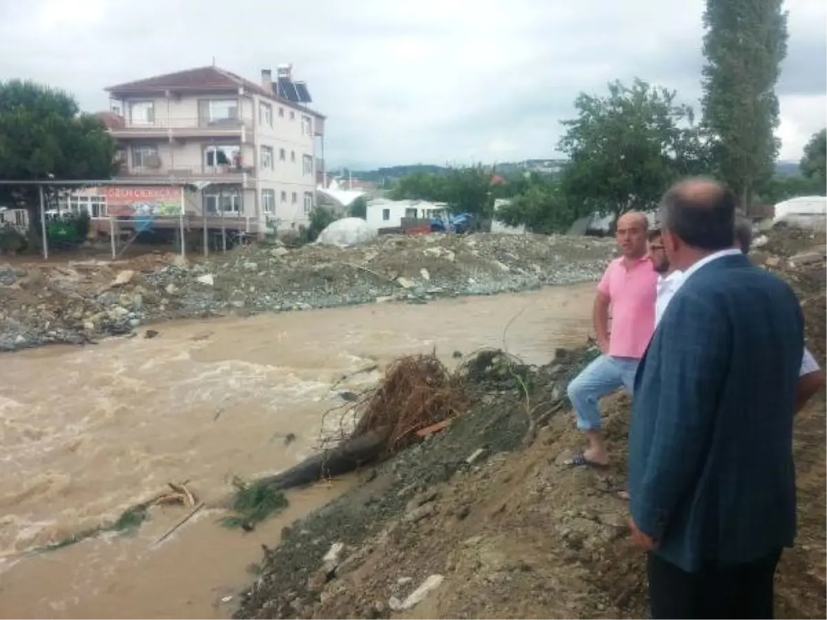 Çınarcık\'ta Yağış Su Baskınına Neden Oldu (4)