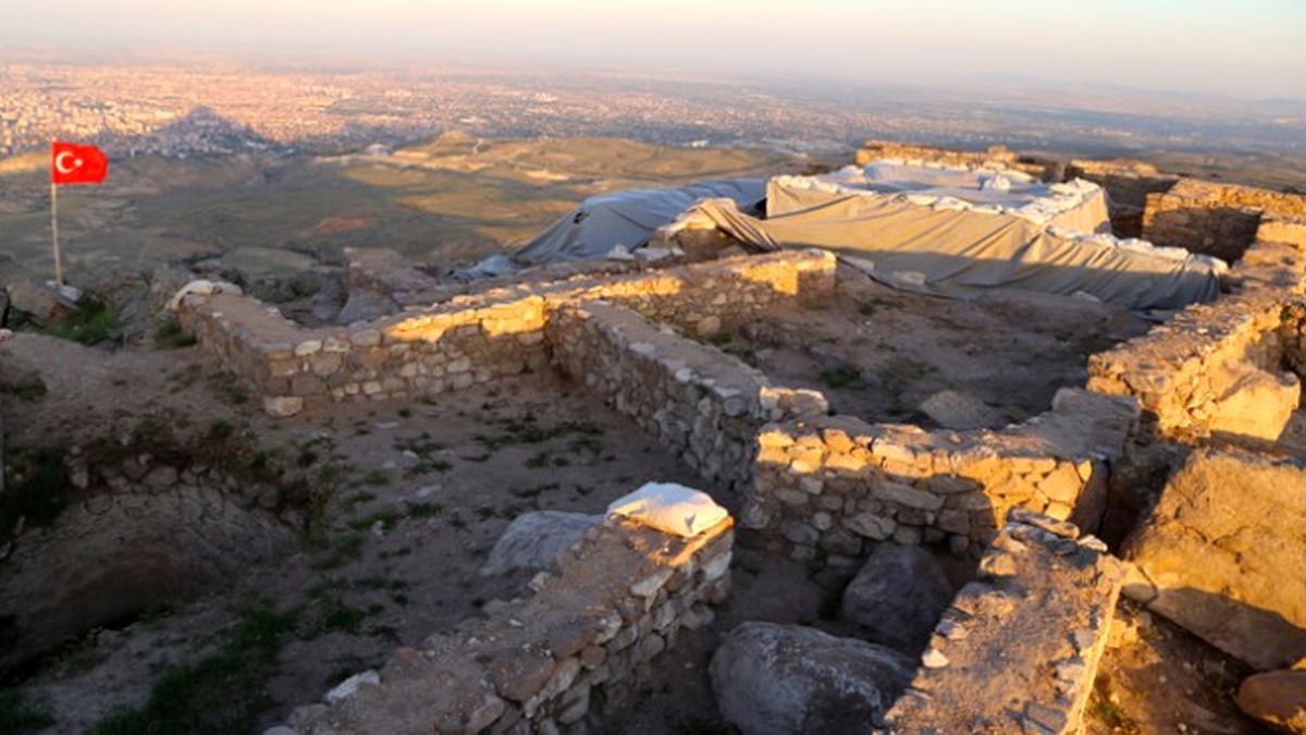 Dağın Zirvesinde Alttan Isıtmalı "Sultan Hamamı" Bulundu