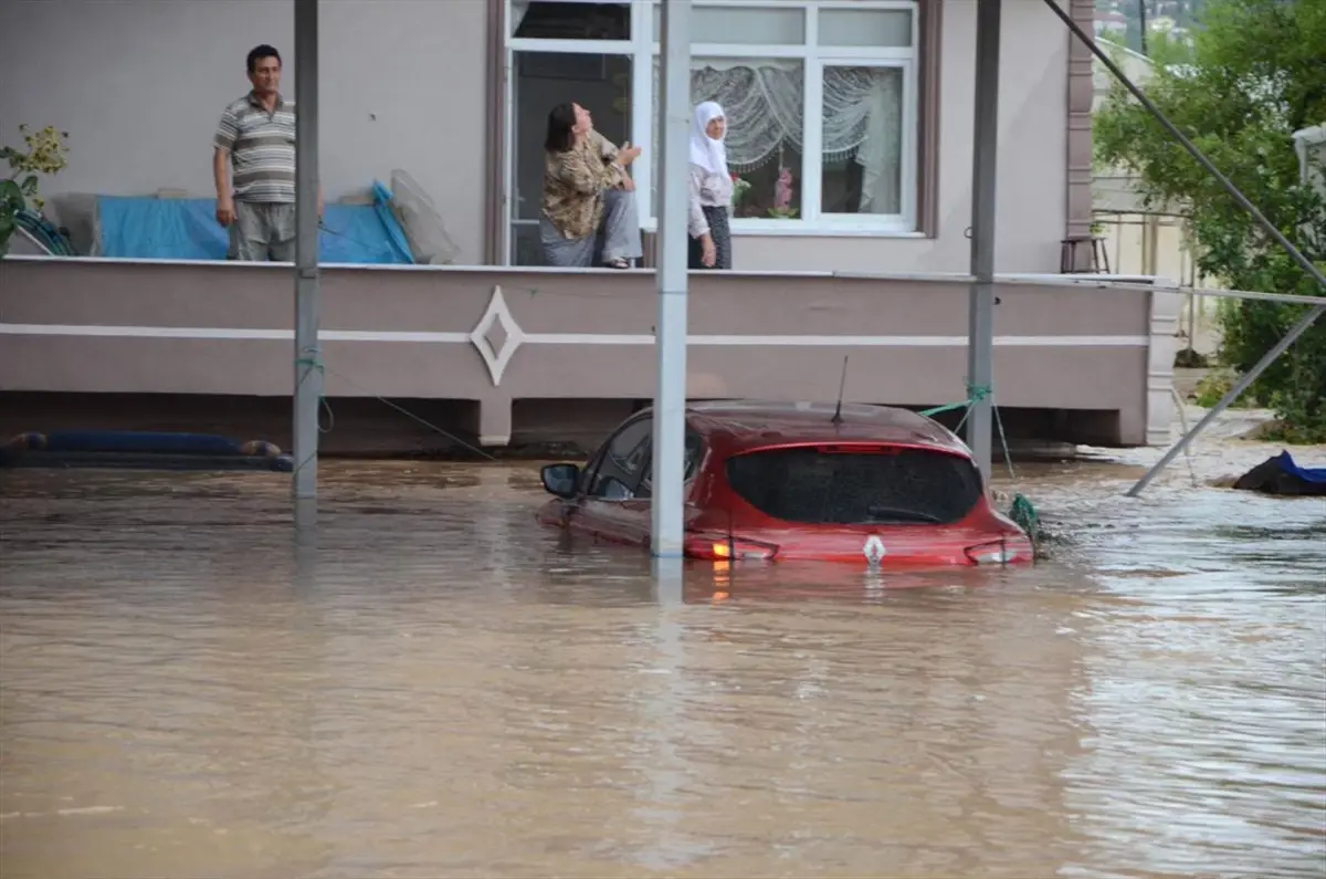 Dere Yatağı Taştı, Beldeye Ulaşım Kapandı