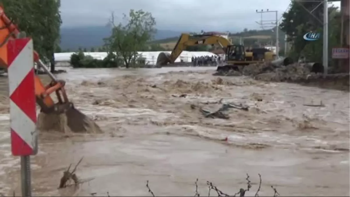 Dere Yatağı Taştı, Beldeye Ulaşım Kapandı