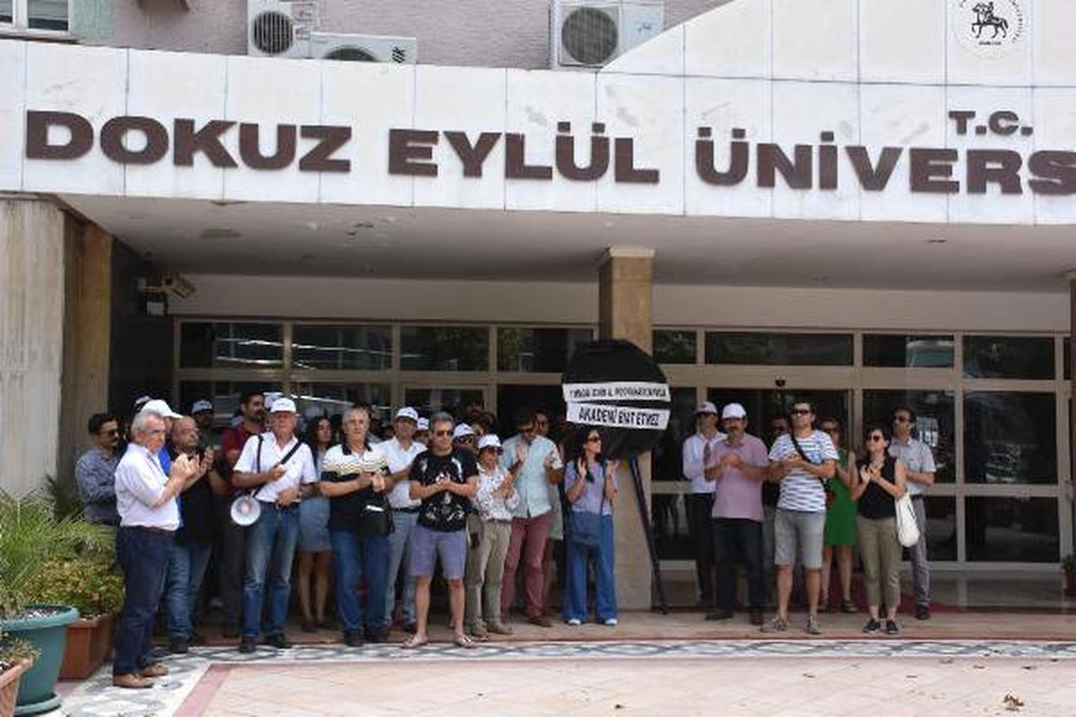 Deü Kapısına Siyah Çelenk
