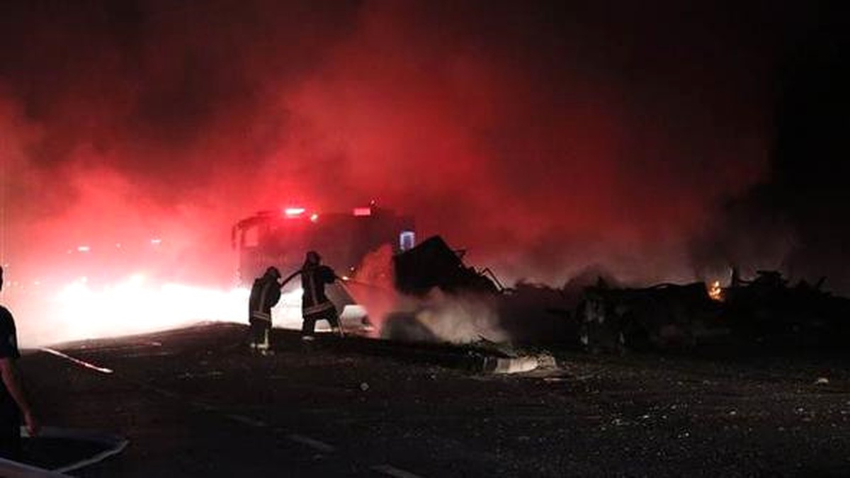 Dha Yurt - Yangına İş Makinesi Götüren Tır, Lpg Tankeri ile Çarpıştı