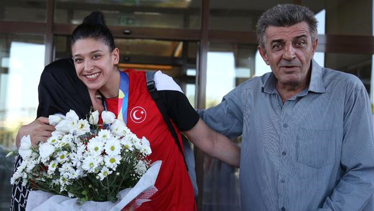 Dünya Şampiyonu Nur Tatar Çiçeklerle Karşılandı