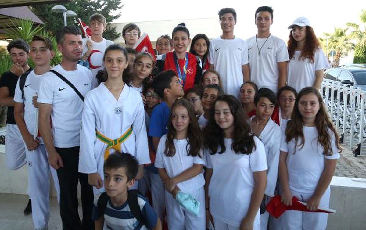 Dünya Şampiyonu Tekvandocu Çiçeklerle Karşılandı