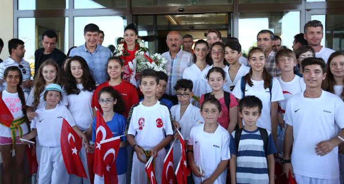 Dünya Şampiyonu Tekvandocu Çiçeklerle Karşılandı