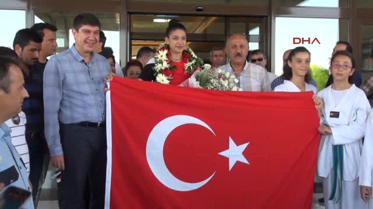 Dünya Şampiyonu Tekvandocu Çiçeklerle Karşılandı