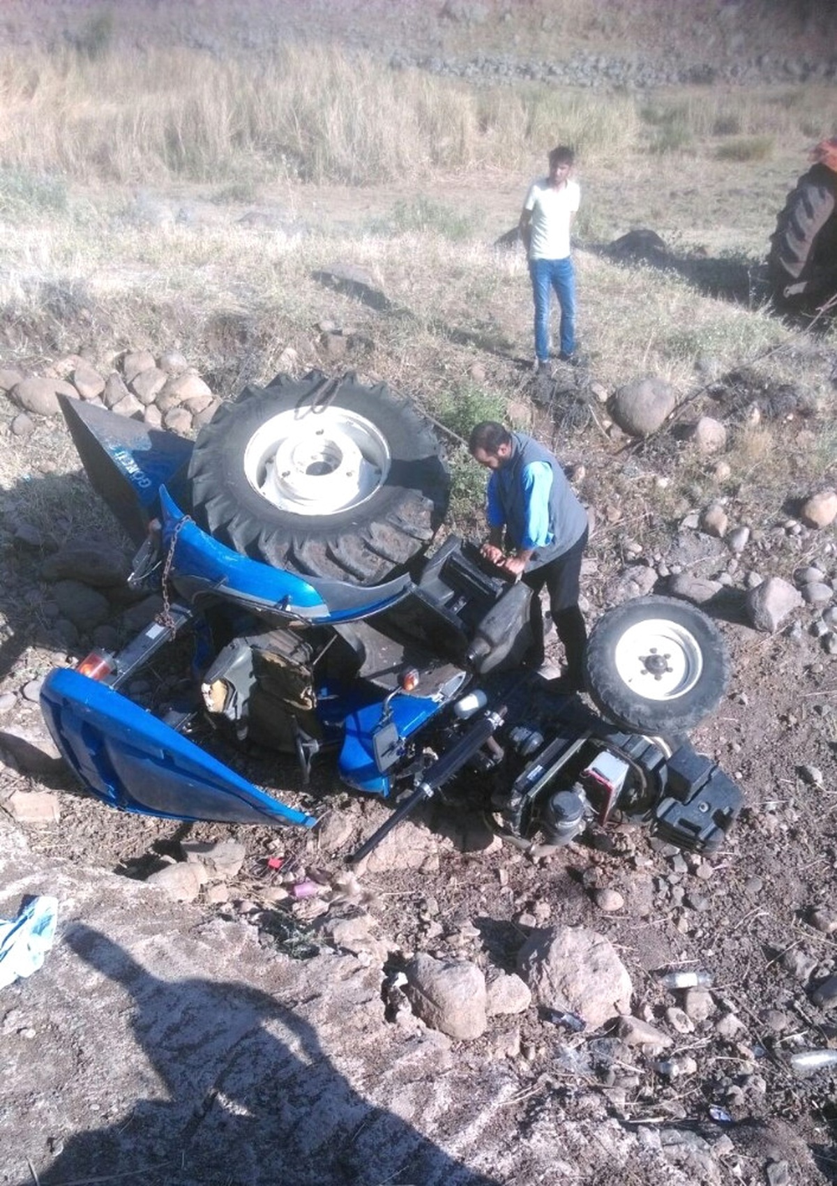 El Freni Çekilmeyen Traktör Köprüden Aşağı Düştü
