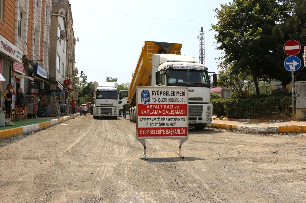 Eyüp\'te Asfaltlar Yenileniyor