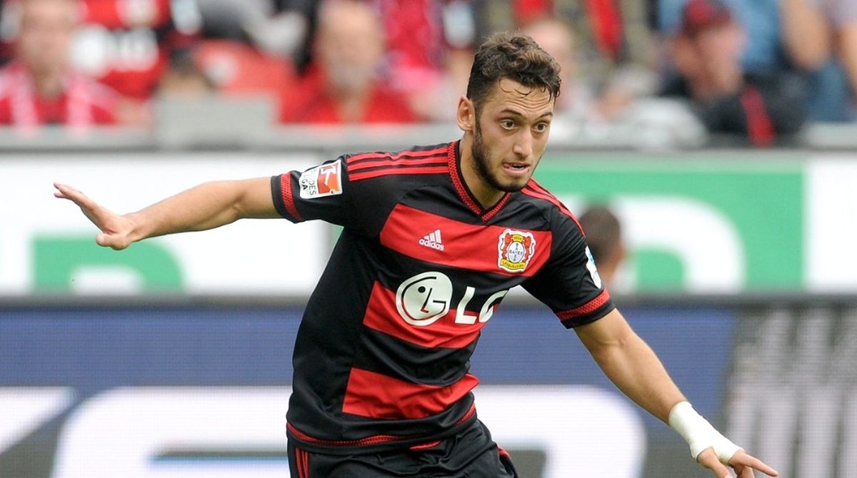 Hakan Çalhanoğlu Milan\'a Imza Attı