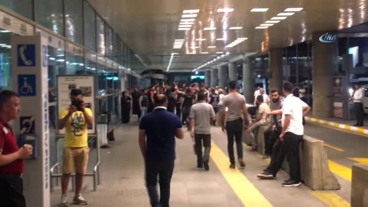 Havaalanında Galatasaraylı ve Beşiktaşlı Taraftarlar Karşı Karşıya Geldi