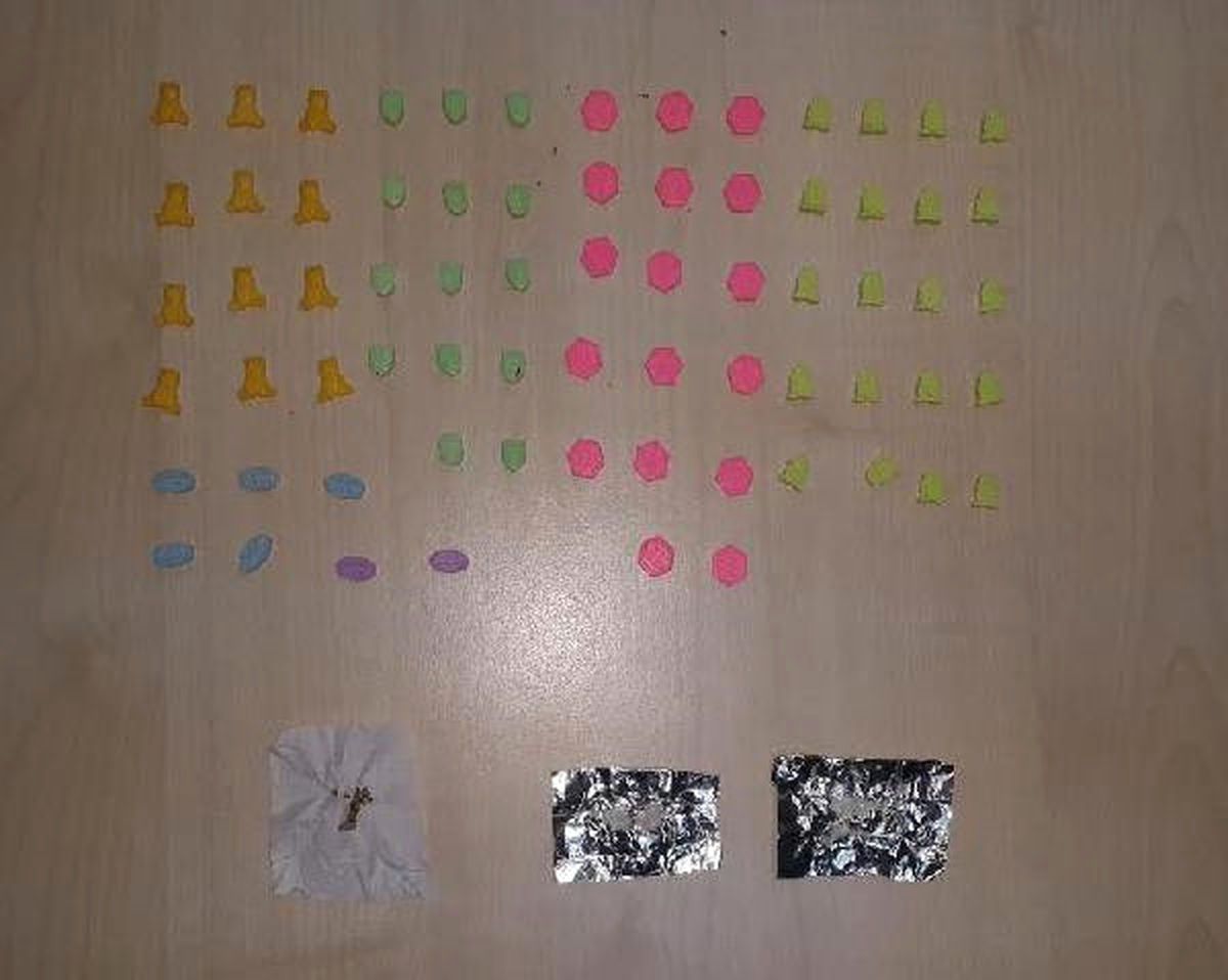 İzmir\'de 6.5 Kilo Esrar, 225 Ecstasy Hap Ele Geçirildi